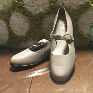 Beige character shoe with rubber sole us 10.5